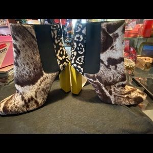 Women fendi booties like new only used on run way ones